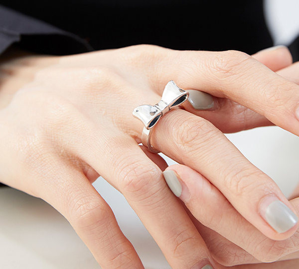 Γυναικείο δαχτυλίδι κορδέλα σε ασημί χρώμα