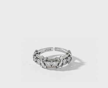 Γυναικείο δαχτυλίδι σε ασημί χρώμα με διακοσμητικές πέτρες