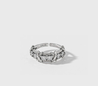 Γυναικείο δαχτυλίδι σε ασημί χρώμα με διακοσμητικές πέτρες