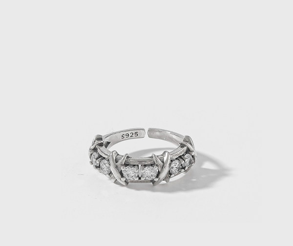 Γυναικείο δαχτυλίδι σε ασημί χρώμα με διακοσμητικές πέτρες