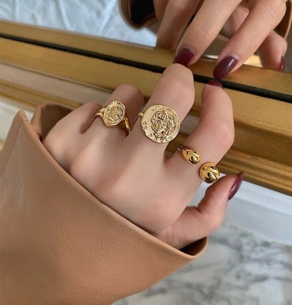 Ρυθμιζόμενο δαχτυλίδι με πλακάκι σε χρυσό χρώμα