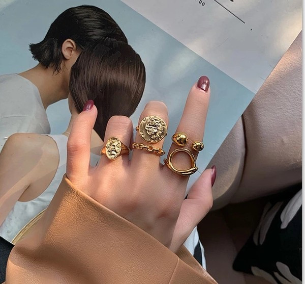 Ρυθμιζόμενο δαχτυλίδι με πλακάκι σε χρυσό χρώμα