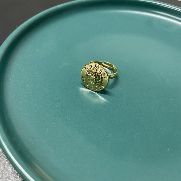 Ρυθμιζόμενο δαχτυλίδι με πλακάκι σε χρυσό χρώμα