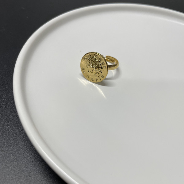 Ρυθμιζόμενο δαχτυλίδι με πλακάκι σε χρυσό χρώμα