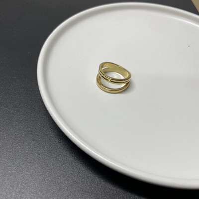 Ženski prsten u zlatnoj boji