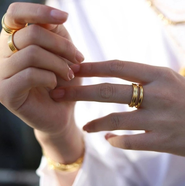 Ženski prsten u zlatnoj boji