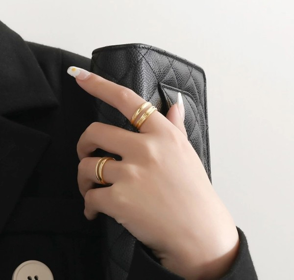 Ženski prsten u zlatnoj boji