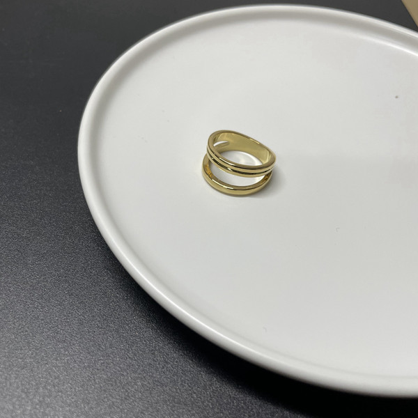 Ženski prsten u zlatnoj boji