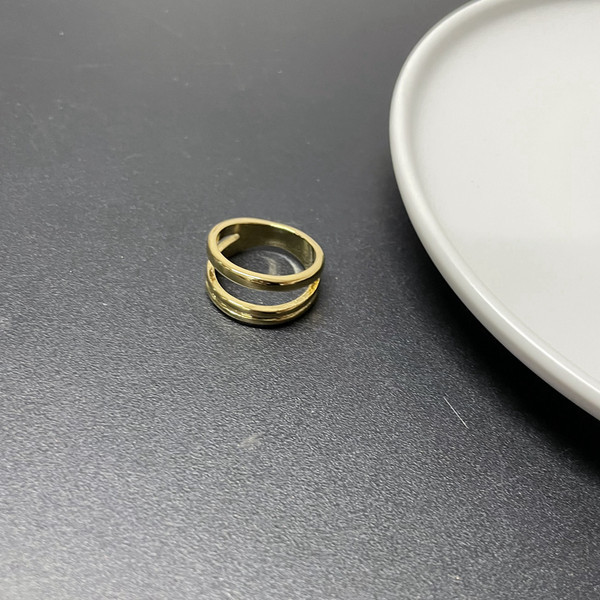 Ženski prsten u zlatnoj boji