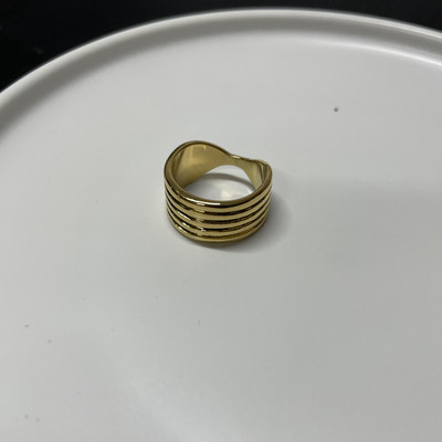 Φαρδύ γυναικείο δαχτυλίδι σε χρυσό χρώμα