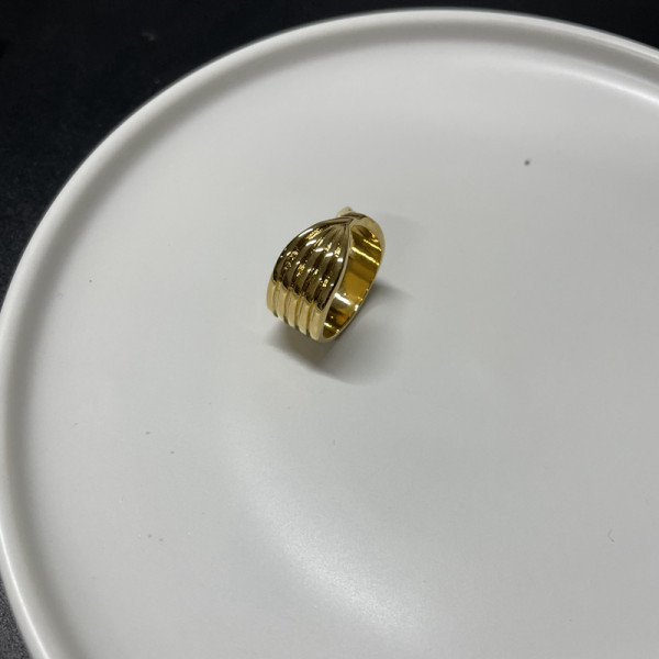 Φαρδύ γυναικείο δαχτυλίδι σε χρυσό χρώμα