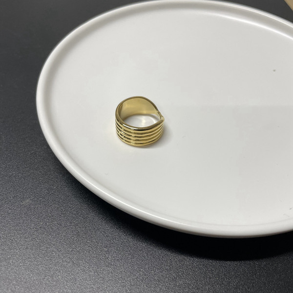 Φαρδύ γυναικείο δαχτυλίδι σε χρυσό χρώμα