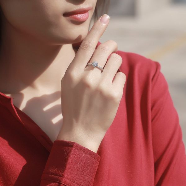 Γυναικείο δαχτυλίδι αρραβώνων σε ασήμι χρώμα με πέτρα