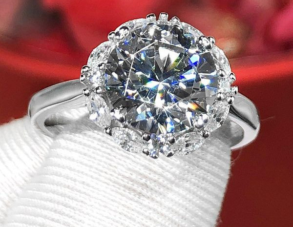 Ženski prsten sa kamenom