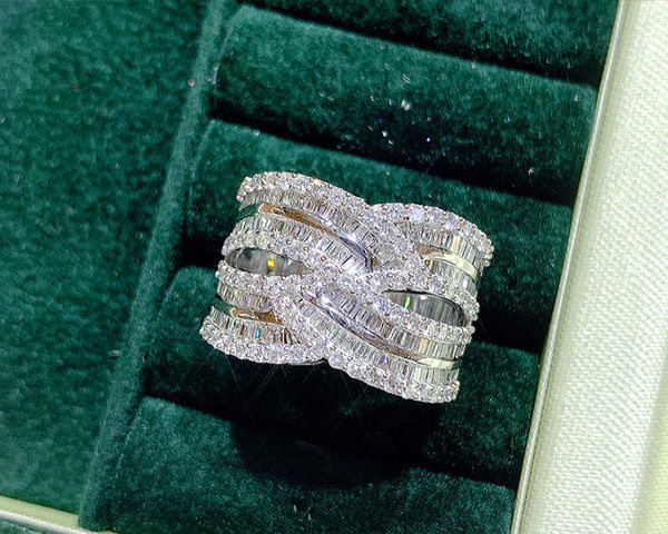 Μοντέρνο γυναικείο δαχτυλίδι με πέτρες