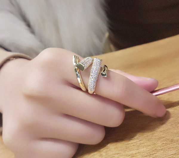 Γυναικείο δαχτυλίδι με πέτρες