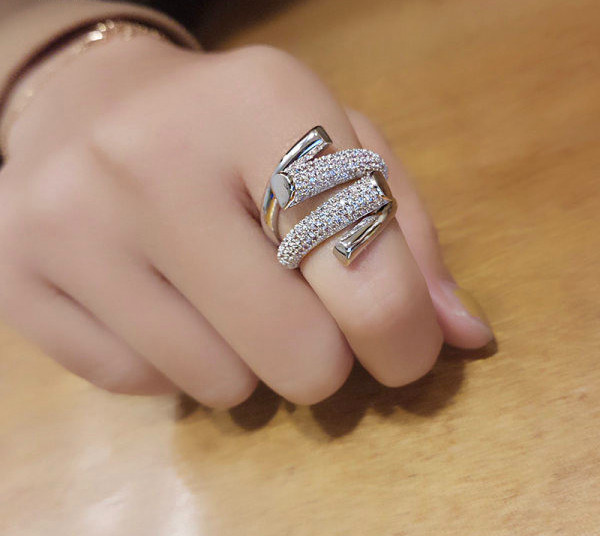 Γυναικείο δαχτυλίδι με πέτρες