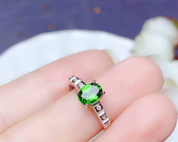 Moderan ženski prsten sa zelenim ukrasnim kamenom