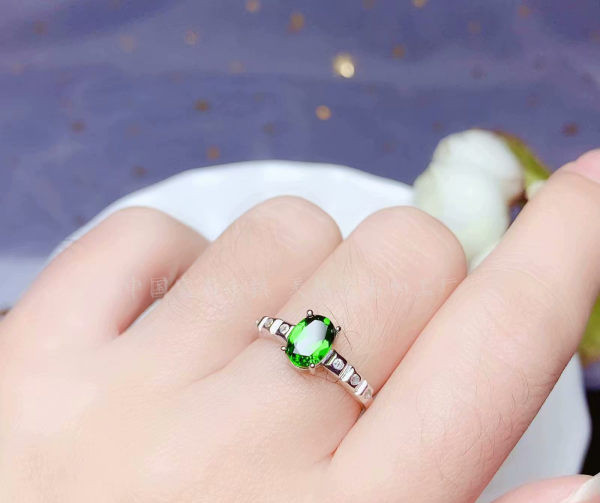 Moderan ženski prsten sa zelenim ukrasnim kamenom