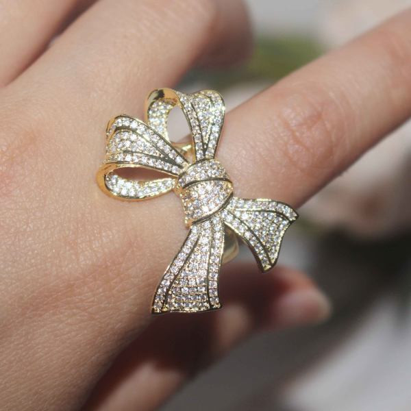 Zlatni ženski prsten sa trakom i kamenčićima