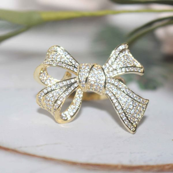 Zlatni ženski prsten sa trakom i kamenčićima