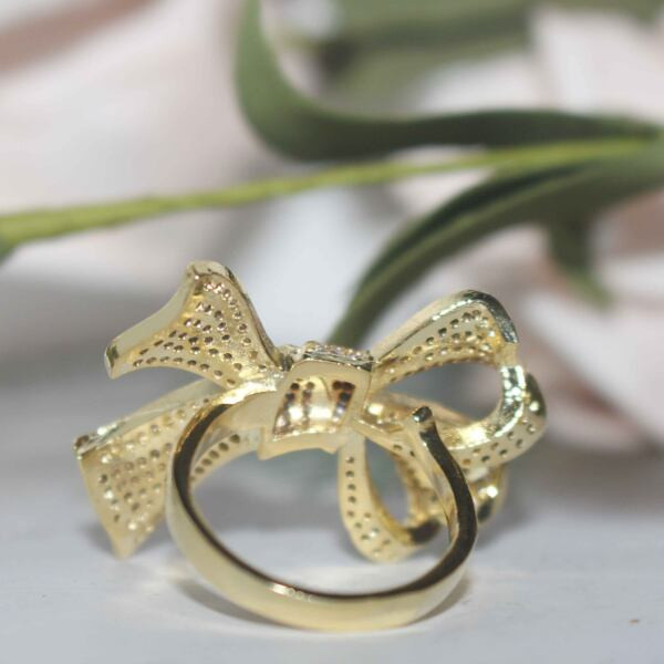 Zlatni ženski prsten sa trakom i kamenčićima