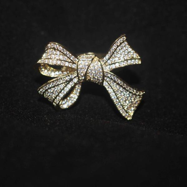 Zlatni ženski prsten sa trakom i kamenčićima