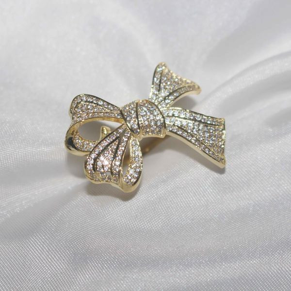 Zlatni ženski prsten sa trakom i kamenčićima