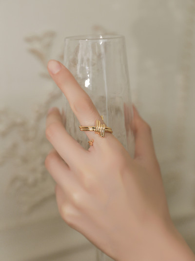 Μοντέρνο γυναικείο δαχτυλίδι - σε χρυσό χρώμα