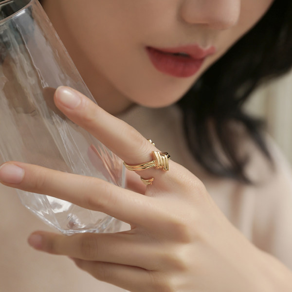 Μοντέρνο γυναικείο δαχτυλίδι - σε χρυσό χρώμα