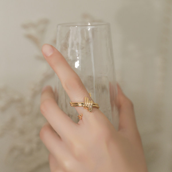 Μοντέρνο γυναικείο δαχτυλίδι - σε χρυσό χρώμα