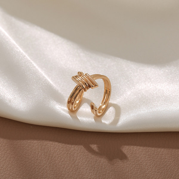 Μοντέρνο γυναικείο δαχτυλίδι - σε χρυσό χρώμα