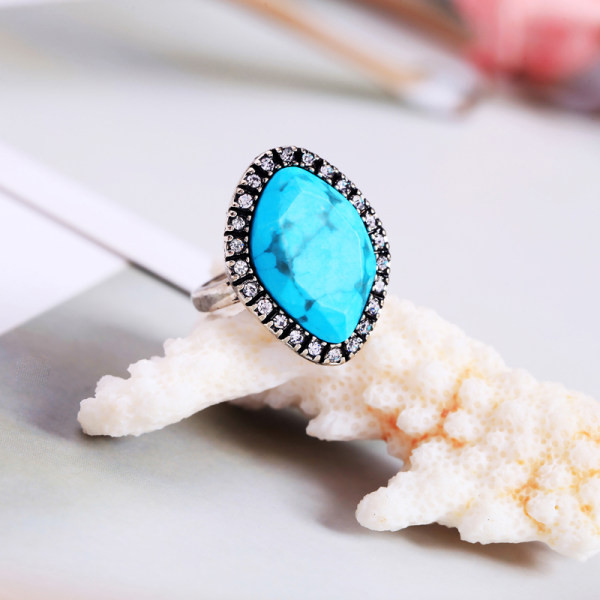 Μοντέρνο δαχτυλίδι με χρωματιστή πέτρα-ρετρό στυλ