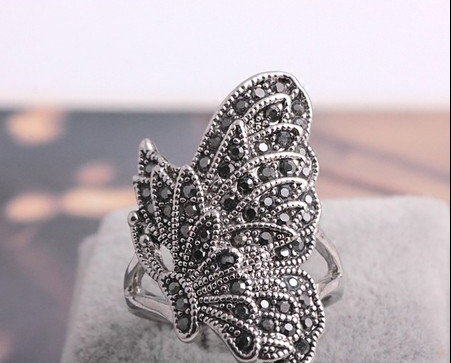 Γυναικείο μοντέρνο δαχτυλίδι σε σχήμα πεταλούδας