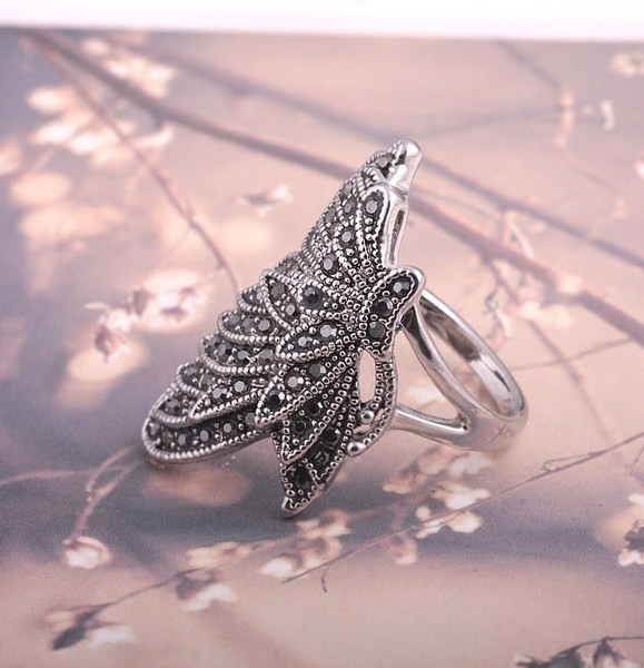 Γυναικείο μοντέρνο δαχτυλίδι σε σχήμα πεταλούδας