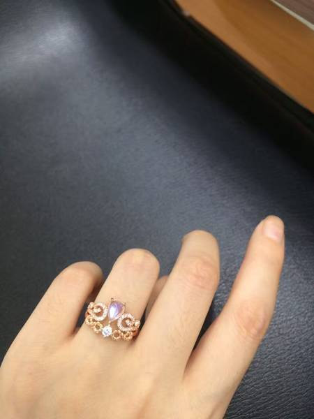 Κομψό γυναικείο φαρδύ δαχτυλίδι με διακοσμητικές πέτρες