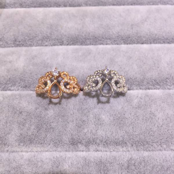 Κομψό γυναικείο φαρδύ δαχτυλίδι με διακοσμητικές πέτρες