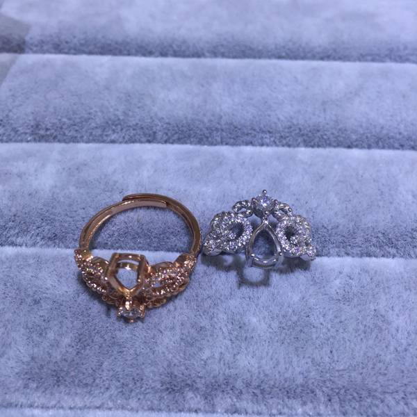 Κομψό γυναικείο φαρδύ δαχτυλίδι με διακοσμητικές πέτρες