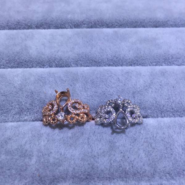 Κομψό γυναικείο φαρδύ δαχτυλίδι με διακοσμητικές πέτρες