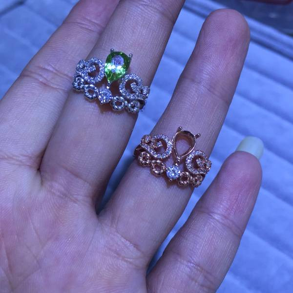 Κομψό γυναικείο φαρδύ δαχτυλίδι με διακοσμητικές πέτρες