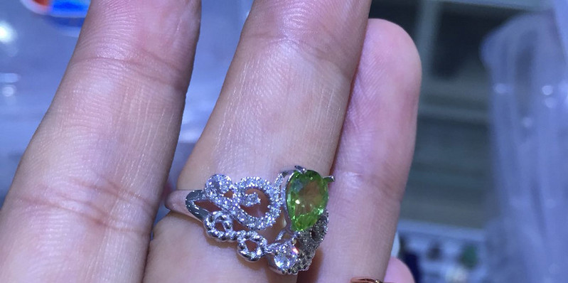 Κομψό γυναικείο φαρδύ δαχτυλίδι με διακοσμητικές πέτρες