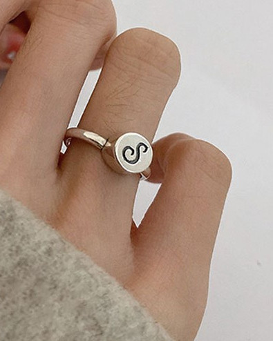 Γυναικείο δαχτυλίδι σε ασημί χρώμα σε δύο μοντέλα