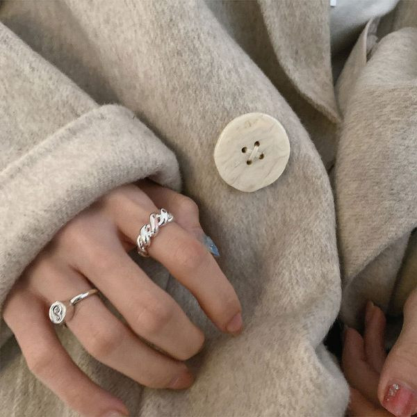 Γυναικείο δαχτυλίδι σε ασημί χρώμα σε δύο μοντέλα
