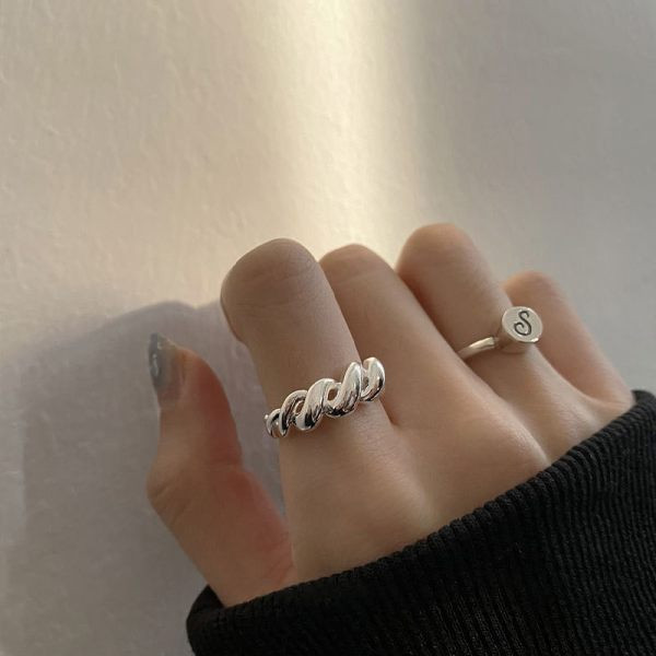 Γυναικείο δαχτυλίδι σε ασημί χρώμα σε δύο μοντέλα