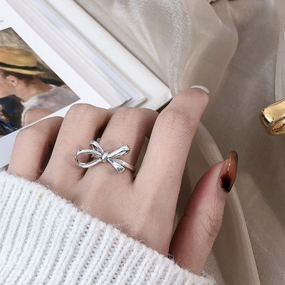 Λεπτό γυναικείο δαχτυλίδι με κορδέλα σε ασήμι χρώμα