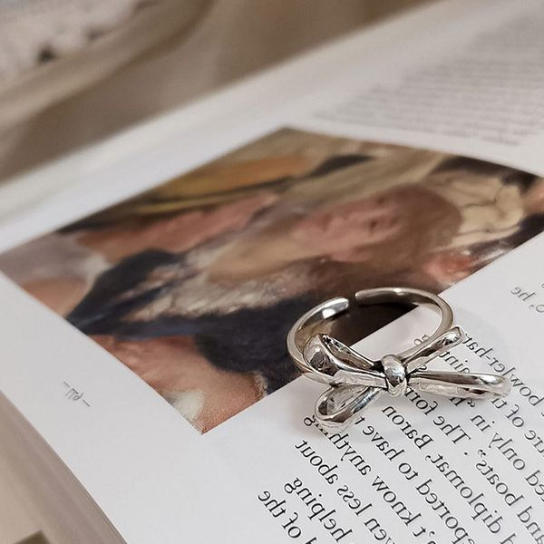 Λεπτό γυναικείο δαχτυλίδι με κορδέλα σε ασήμι χρώμα