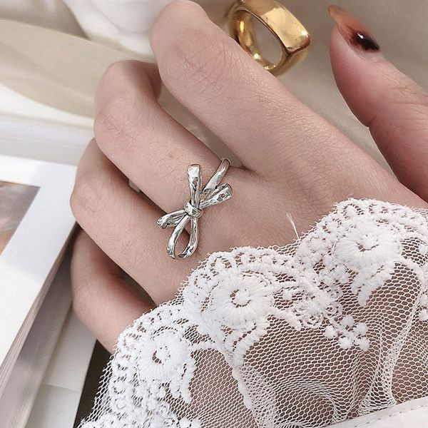 Λεπτό γυναικείο δαχτυλίδι με κορδέλα σε ασήμι χρώμα