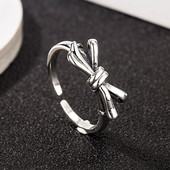 Γυναικείο δαχτυλίδι σε ασημί χρώμα 