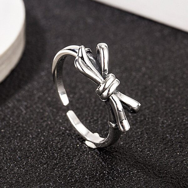 Γυναικείο δαχτυλίδι σε ασημί χρώμα 