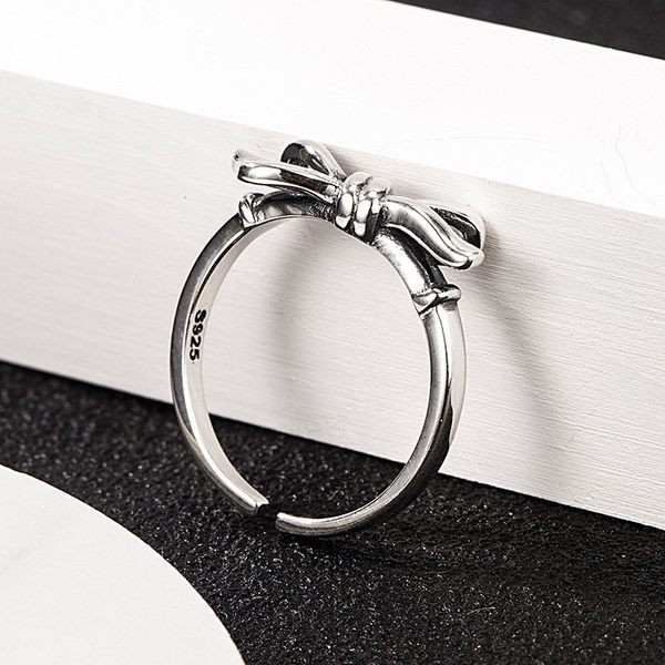 Γυναικείο δαχτυλίδι σε ασημί χρώμα 